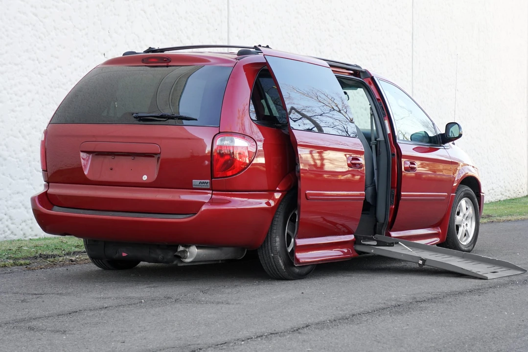2005 Dodge Caravan - Image 14 of 31