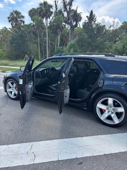 2005 Dodge Magnum 2nd Gen Wagon - Image 8 of 12