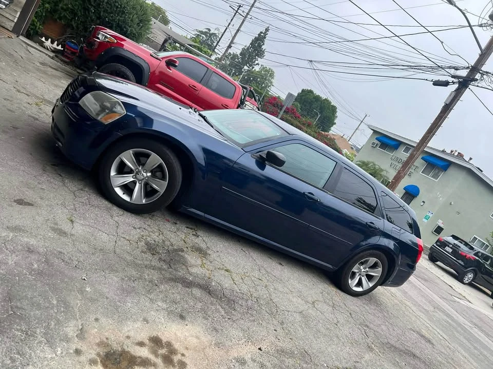 2005 Dodge Magnum - Image 2 of 3