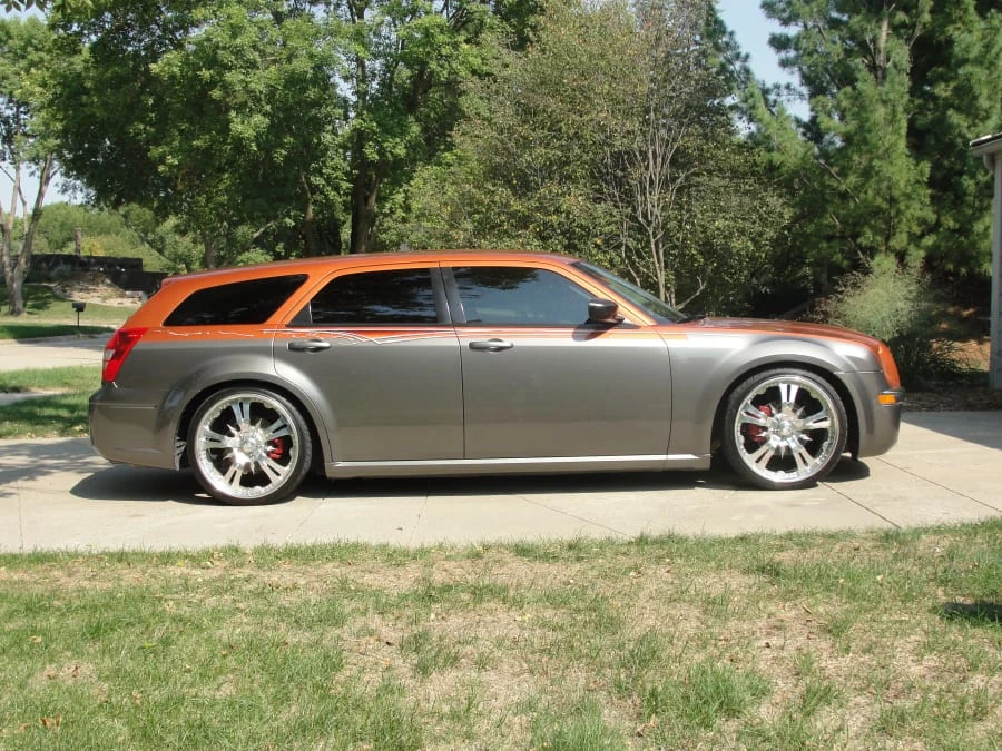 2005 Dodge Magnum 2nd Gen Wagon - Image 2 of 6