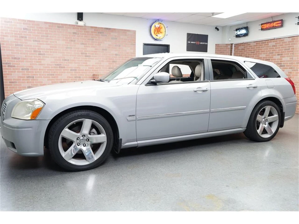2005 Dodge Magnum 2nd Gen Wagon - Image 4 of 31