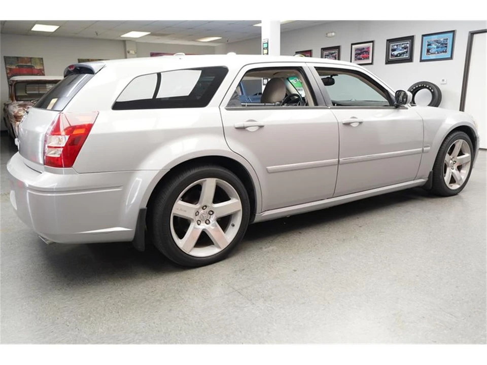 2005 Dodge Magnum 2nd Gen Wagon - Image 9 of 31