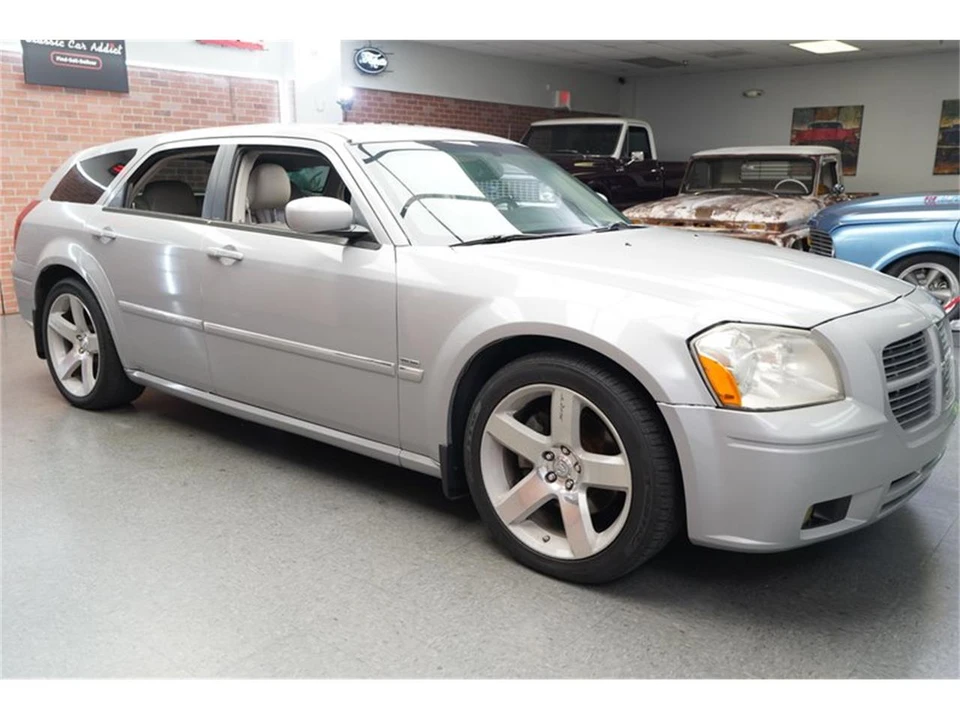 2005 Dodge Magnum 2nd Gen Wagon - Image 11 of 31
