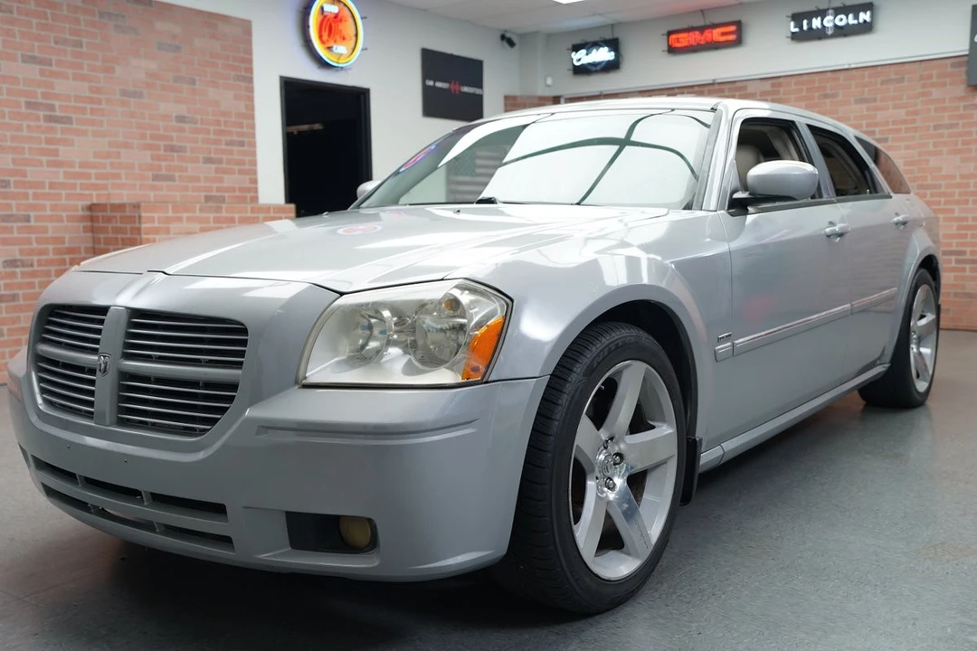 2005 Dodge Magnum 2nd Gen Wagon - Image 2 of 31