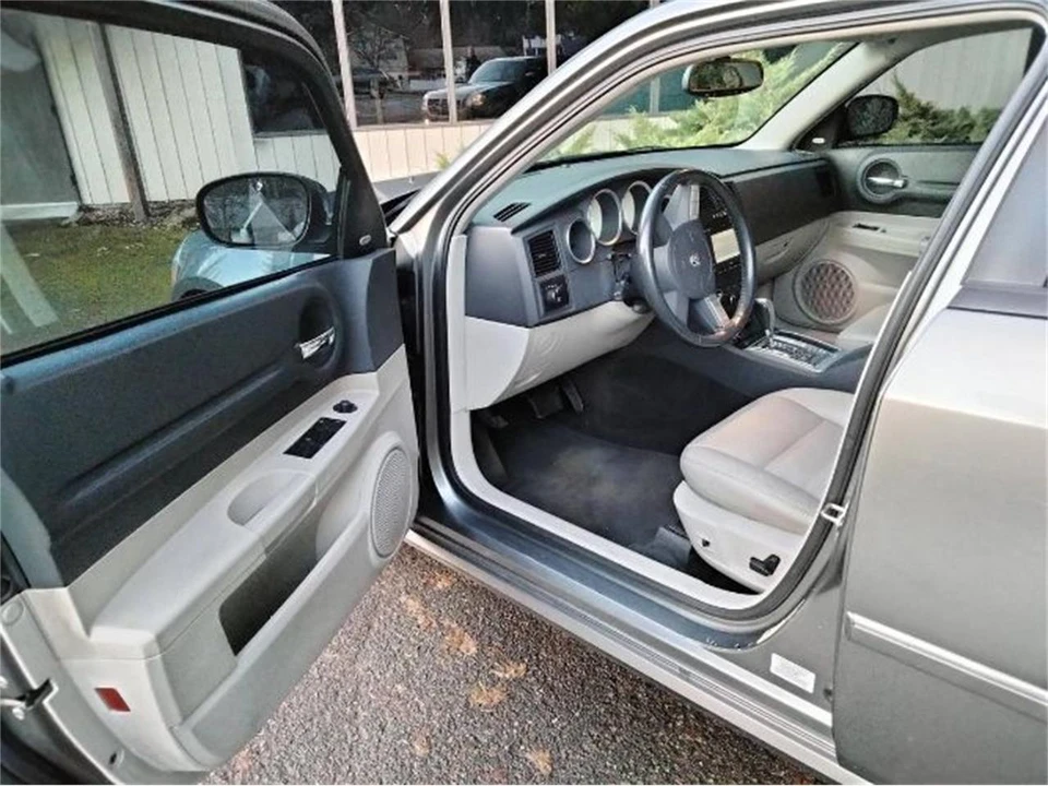 2005 Dodge Magnum 2nd Gen Wagon - Image 6 of 13