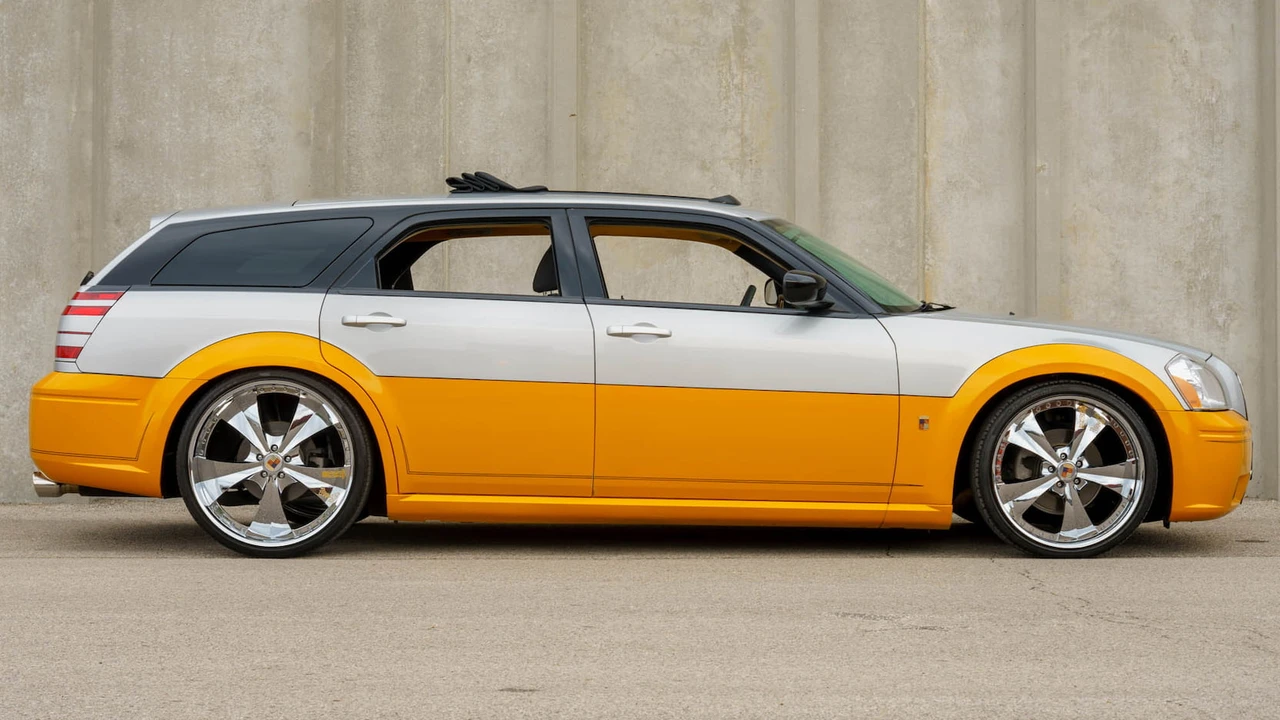 2005 Dodge Magnum 2nd Gen Wagon - Image 2 of 22