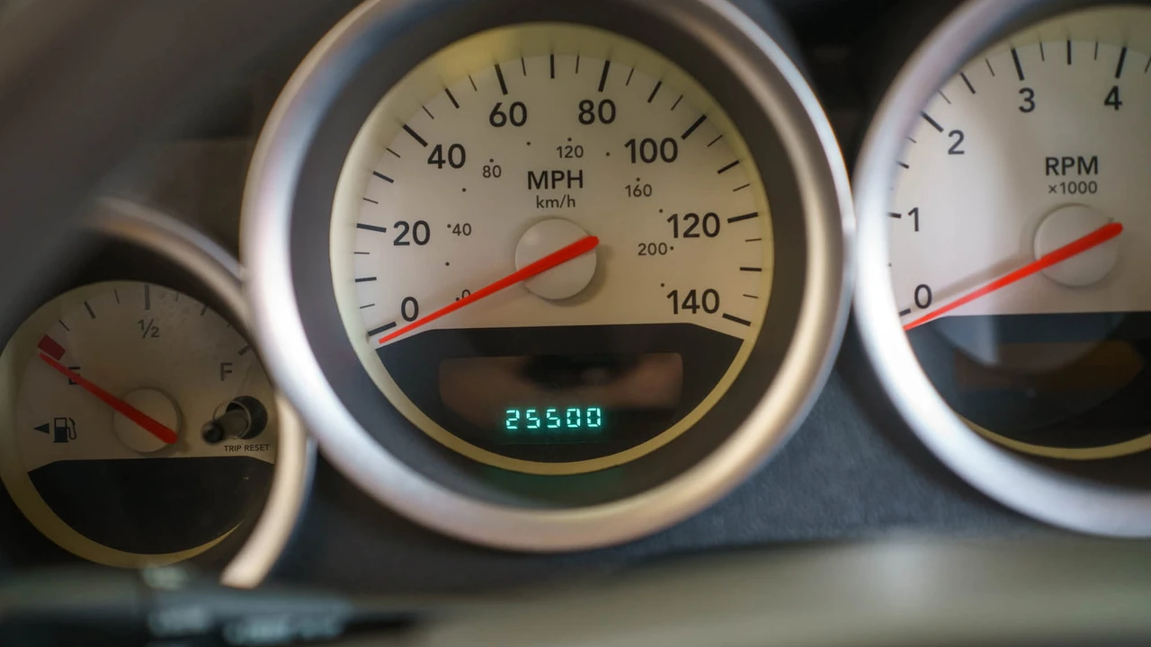 2005 Dodge Magnum 2nd Gen Wagon - Image 13 of 22