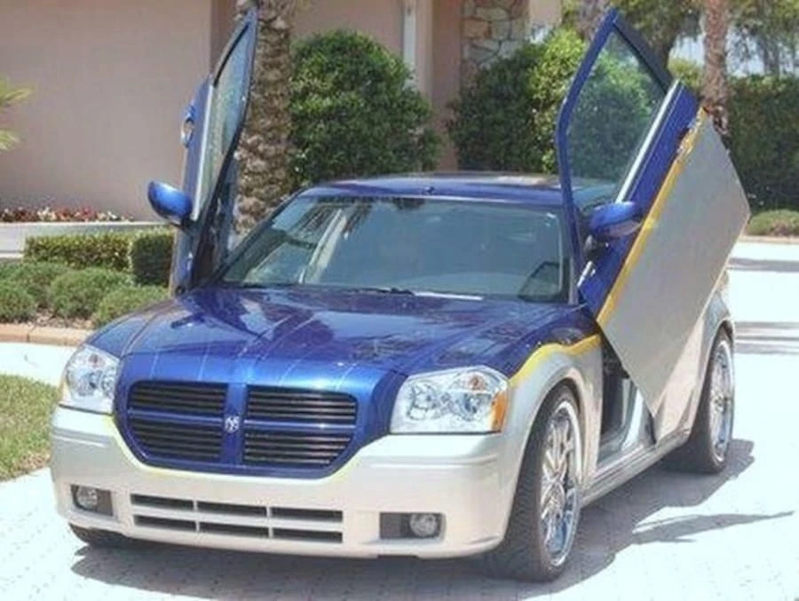 2005 Dodge Magnum 2nd Gen Wagon - Image 2 of 8