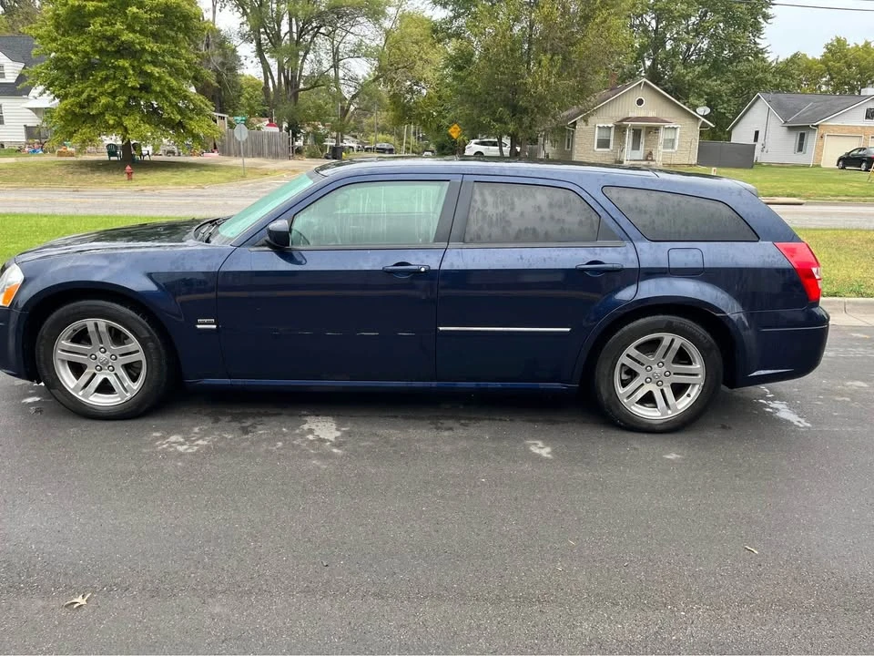 2005 Dodge Magnum 2nd Gen Wagon - Image 2 of 10