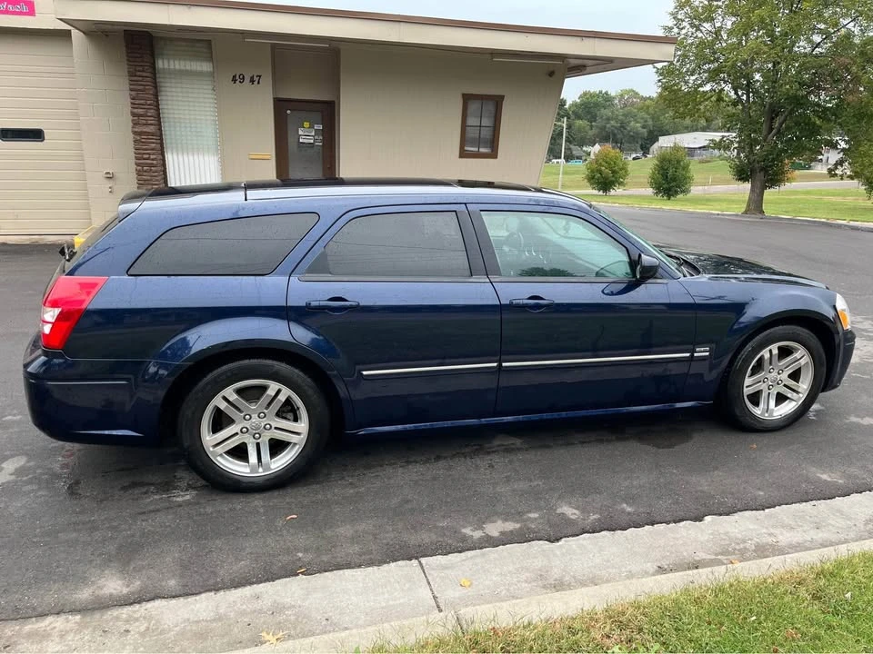 2005 Dodge Magnum 2nd Gen Wagon - Image 4 of 10