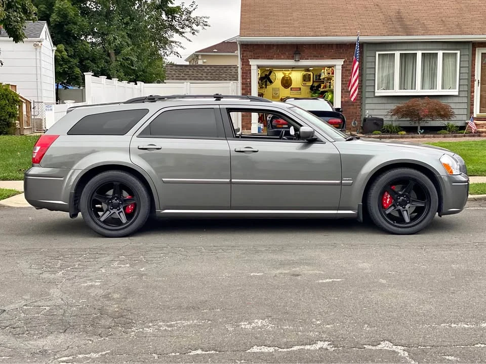 2005 Dodge Magnum 2nd Gen Wagon - Image 2 of 5