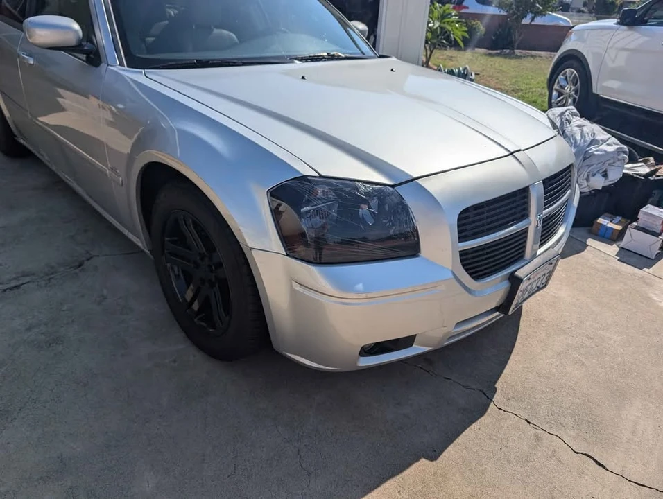 2005 Dodge Magnum 2nd Gen Wagon - Image 2 of 9