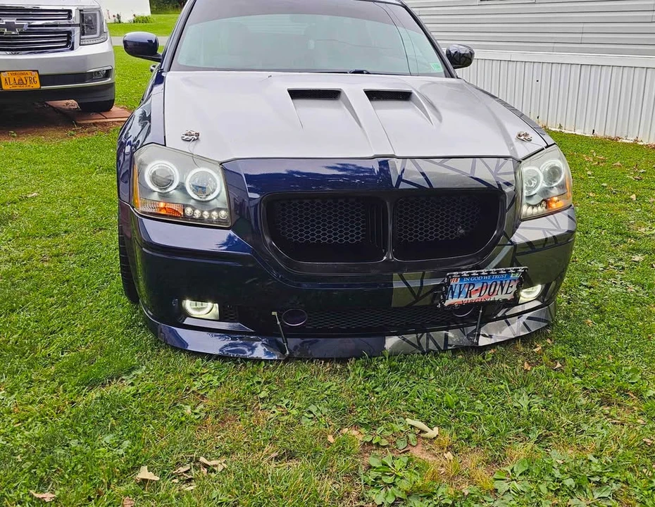 2005 Dodge Magnum 2nd Gen Wagon - Image 2 of 10