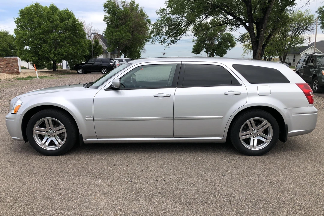 2005 Dodge Magnum 2nd Gen Wagon - Image 3 of 19