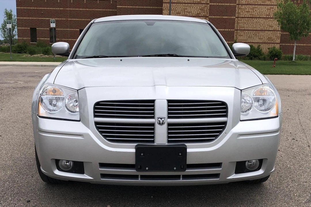2005 Dodge Magnum 2nd Gen Wagon - Image 2 of 19