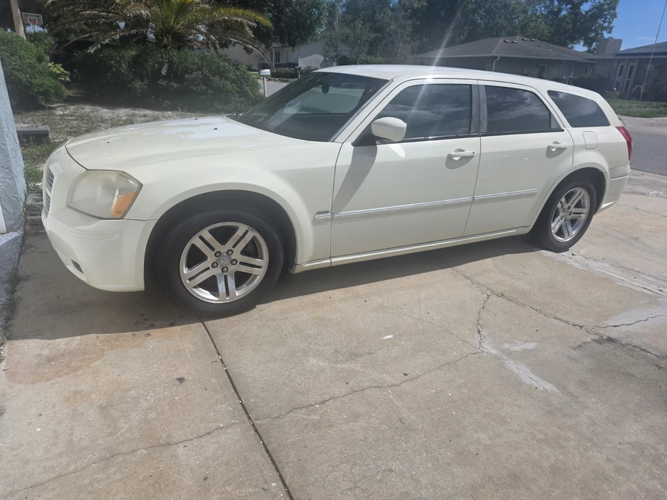 2005 Dodge Magnum 2nd Gen Wagon - Image 2 of 5