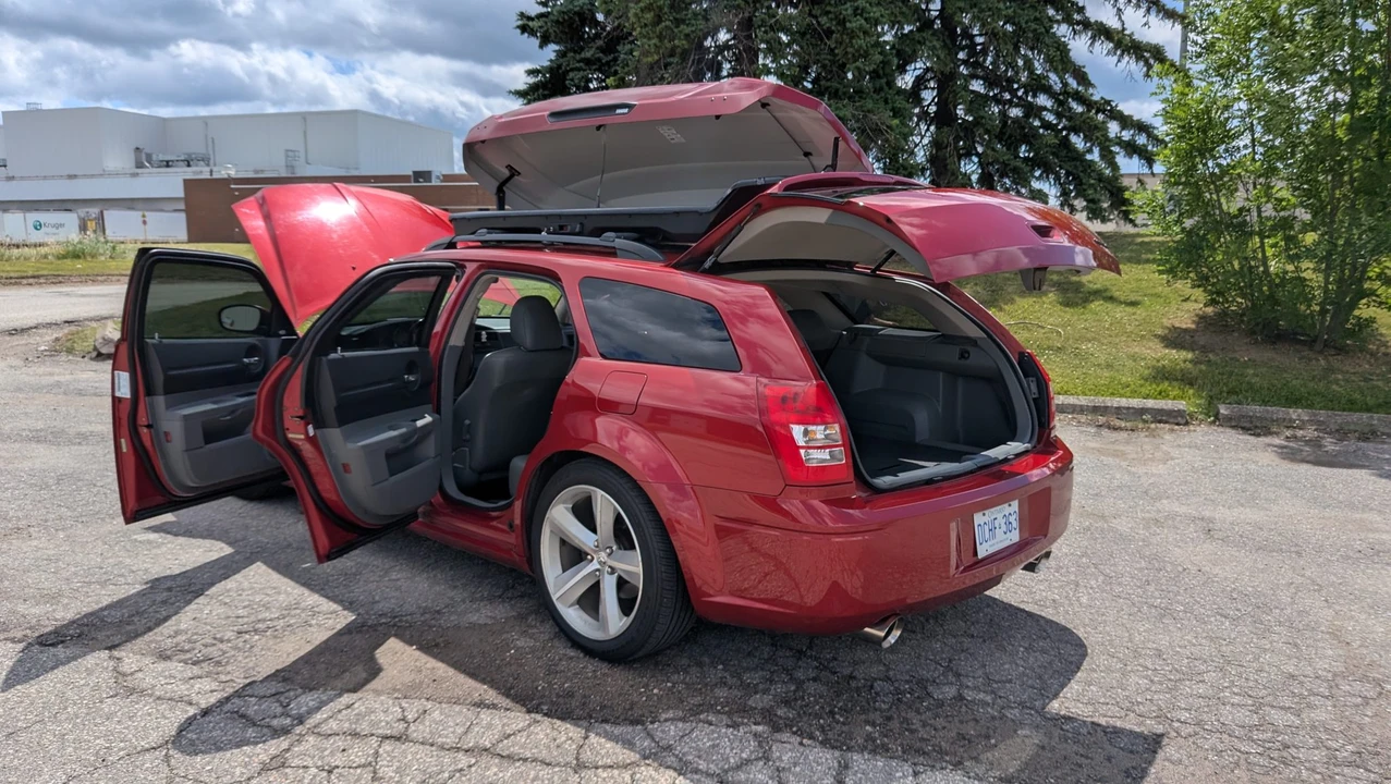 2005 Dodge Magnum 2nd Gen Wagon - Image 26 of 31