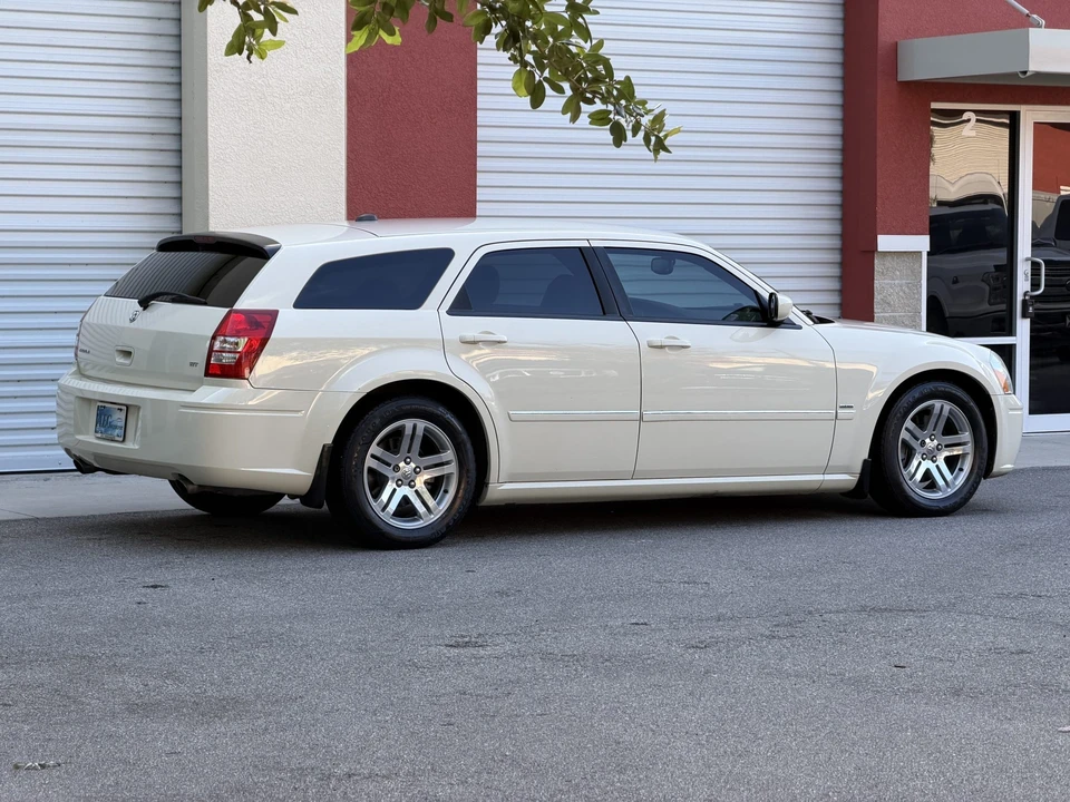 2005 Dodge Magnum 2nd Gen Wagon - Image 12 of 31
