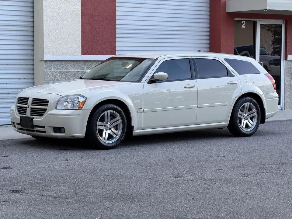 2005 Dodge Magnum 2nd Gen Wagon - Image 2 of 31