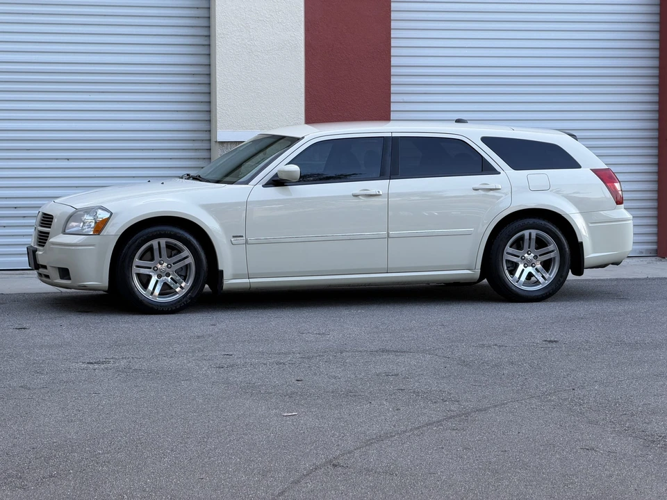 2005 Dodge Magnum 2nd Gen Wagon - Image 4 of 31