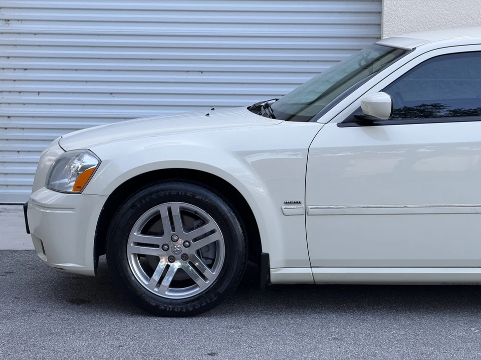 2005 Dodge Magnum 2nd Gen Wagon - Image 28 of 31