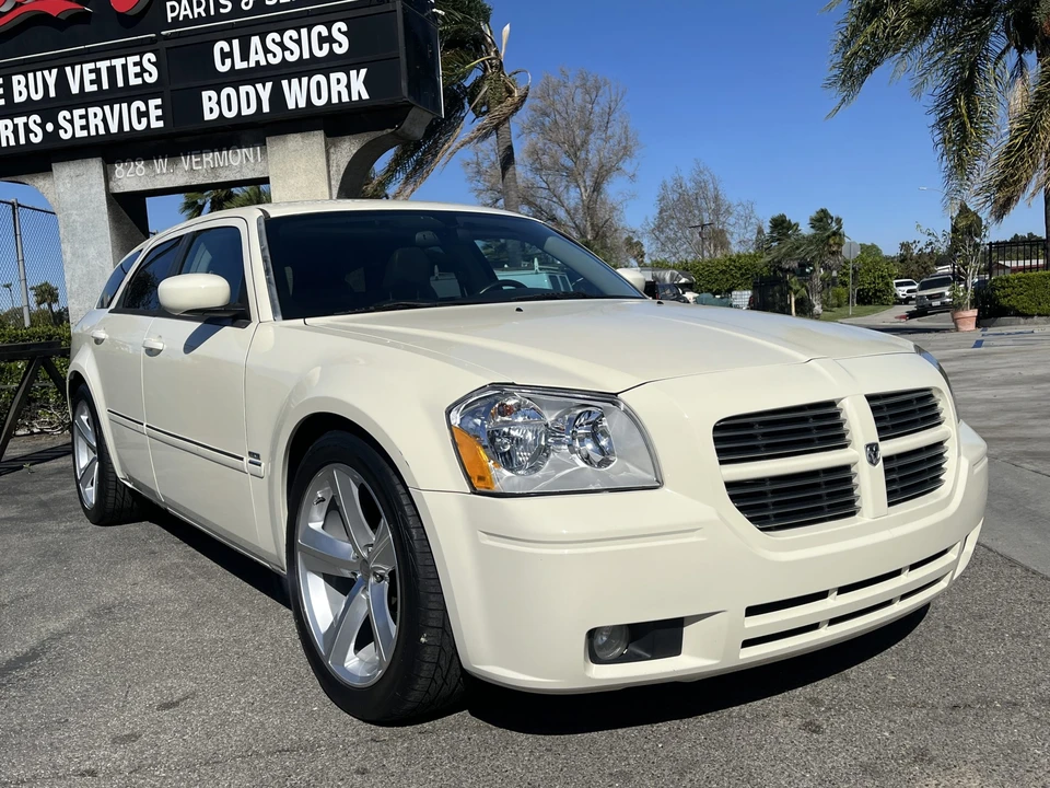 2005 Dodge Magnum 2nd Gen Wagon - Image 2 of 31