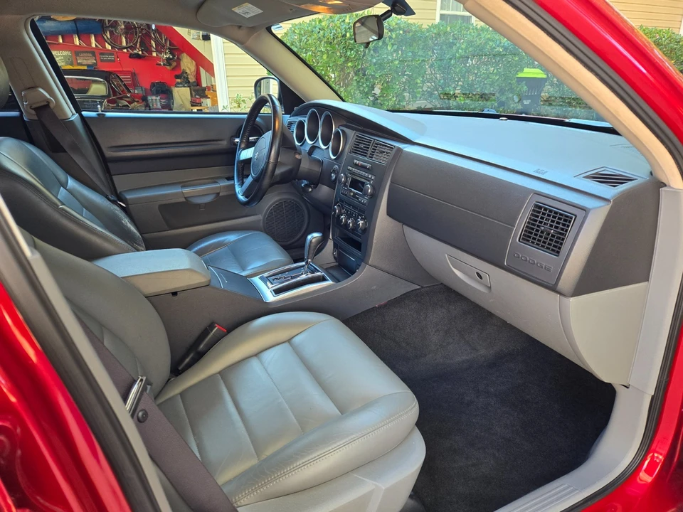2005 Dodge Magnum 2nd Gen Wagon - Image 12 of 14