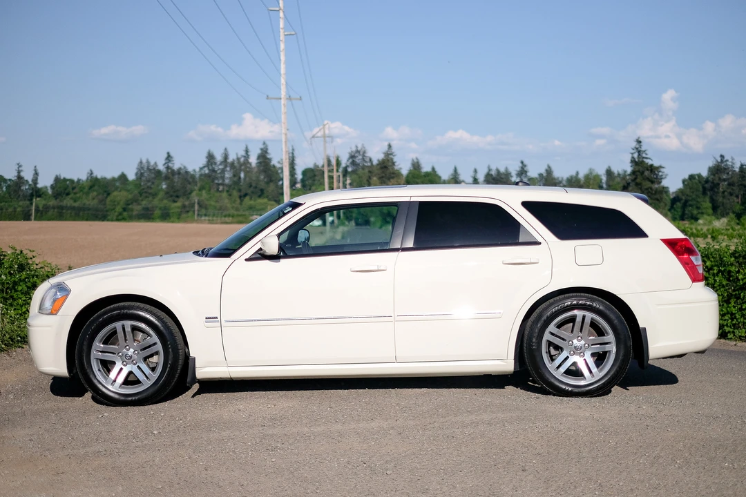 2005 Dodge Magnum 2nd Gen Wagon - Image 9 of 31