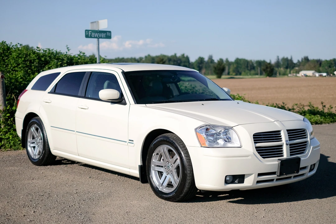 2005 Dodge Magnum 2nd Gen Wagon - Image 2 of 31