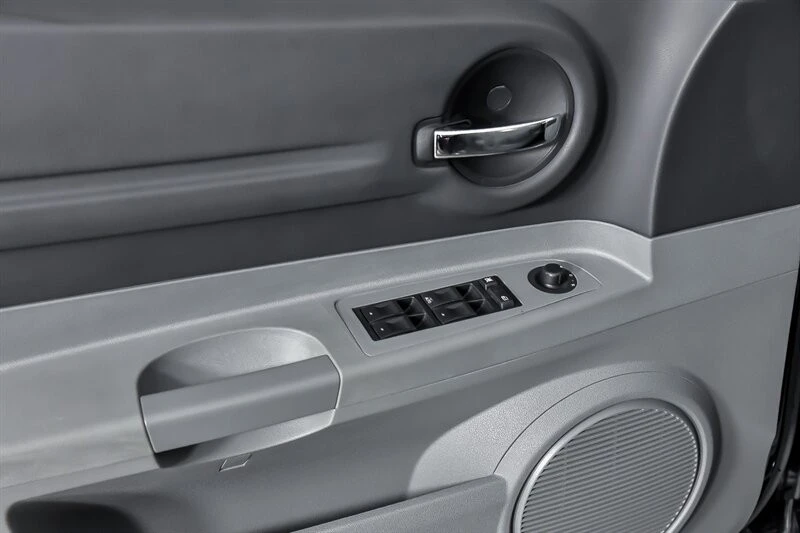 2005 Dodge Magnum 2nd Gen Wagon - Image 16 of 21