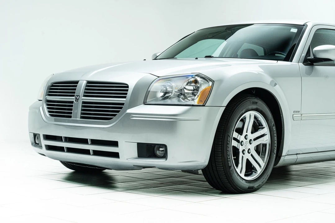 2005 Dodge Magnum 2nd Gen Wagon - Image 10 of 12