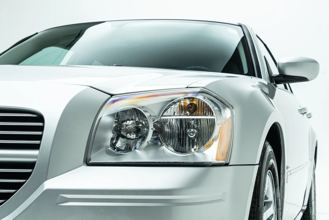 2005 Dodge Magnum 2nd Gen Wagon - Image 11 of 12