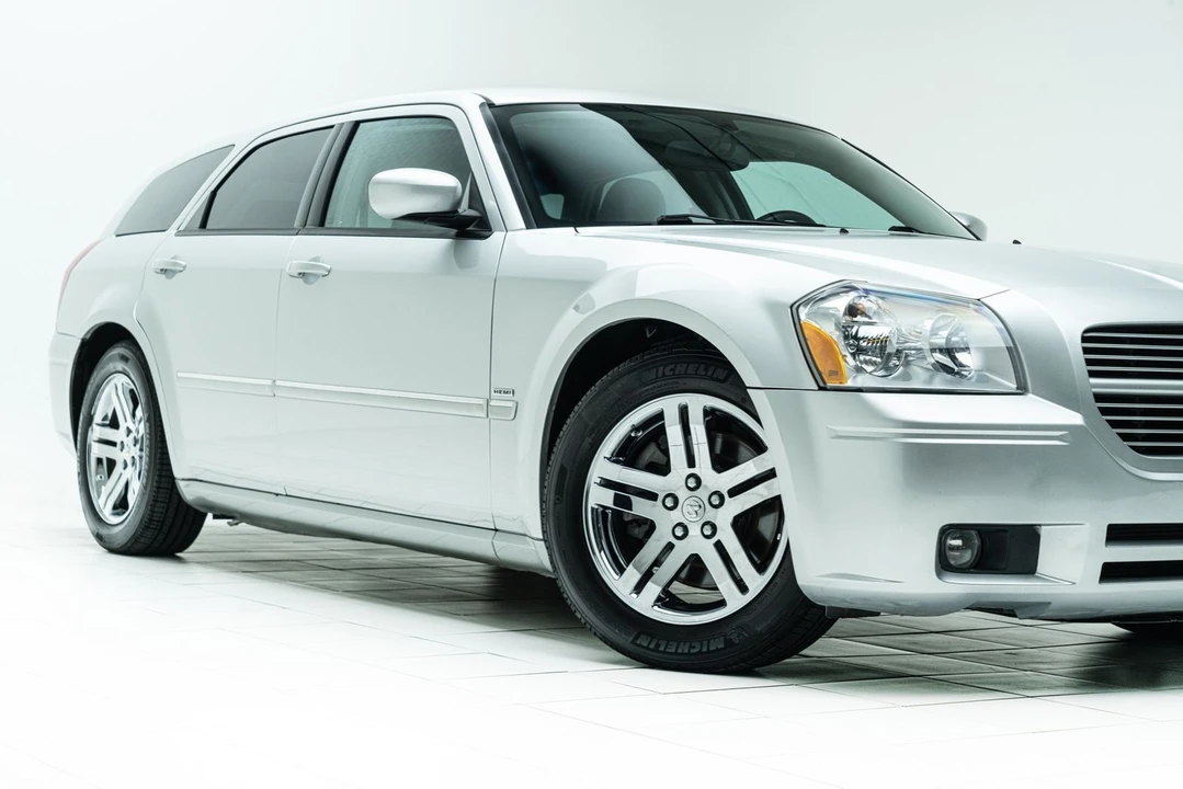 2005 Dodge Magnum 2nd Gen Wagon - Image 3 of 12