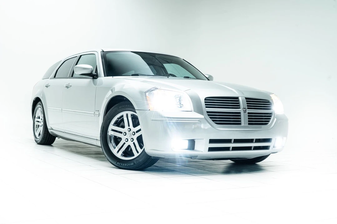 2005 Dodge Magnum 2nd Gen Wagon - Image 5 of 12