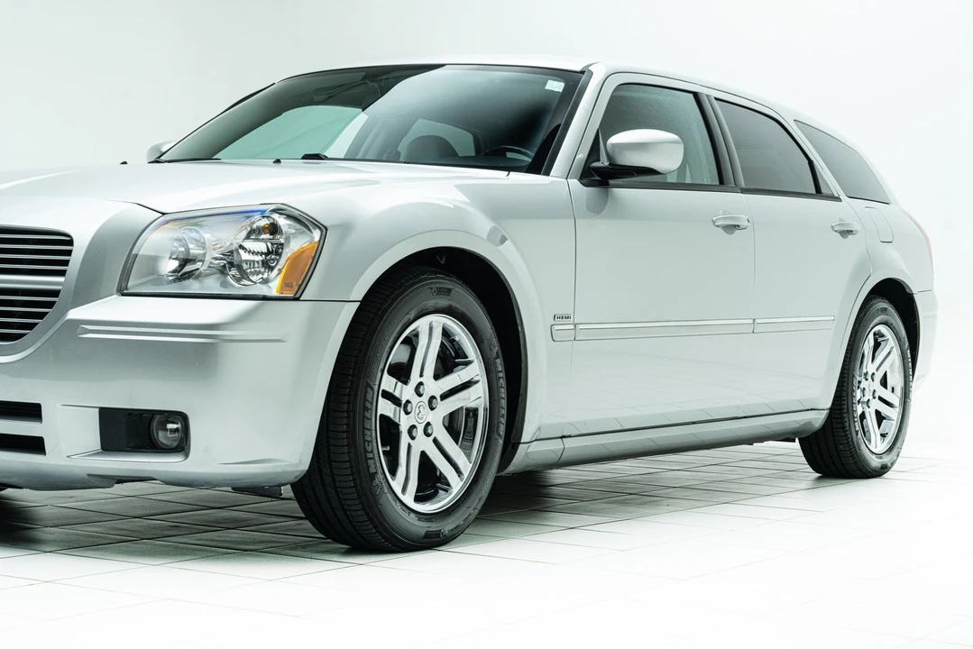 2005 Dodge Magnum 2nd Gen Wagon - Image 9 of 12