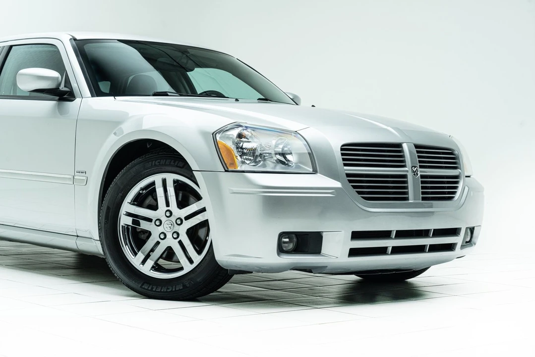 2005 Dodge Magnum 2nd Gen Wagon - Image 4 of 12