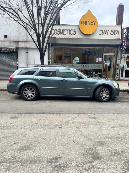 2005 Dodge Magnum 2nd Gen Wagon - Image 2 of 5