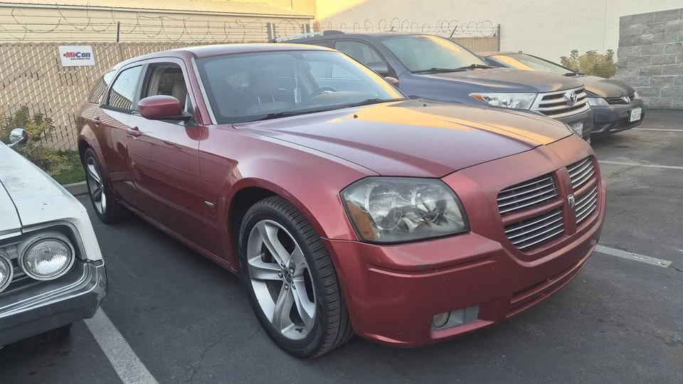 2005 Dodge Magnum 2nd Gen Wagon - Image 2 of 7