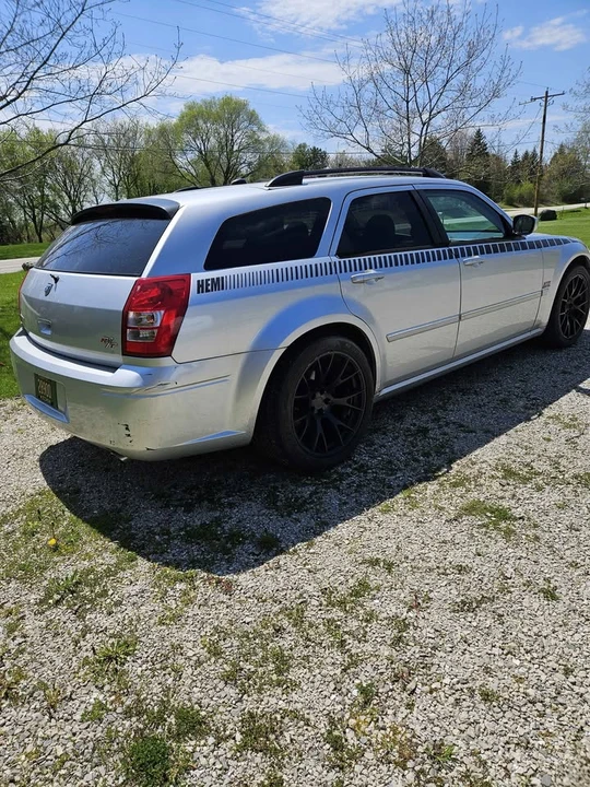 2005 Dodge Magnum 2nd Gen Wagon - Image 3 of 10