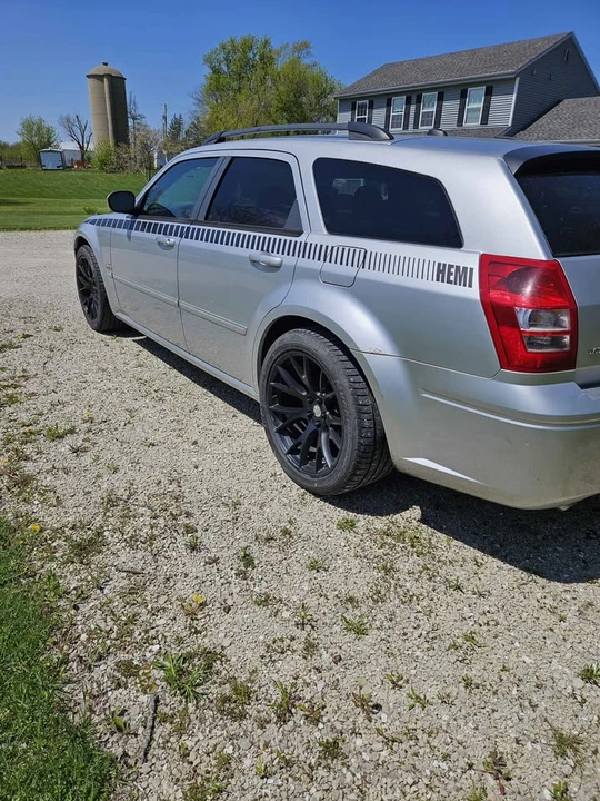 2005 Dodge Magnum 2nd Gen Wagon - Image 4 of 10