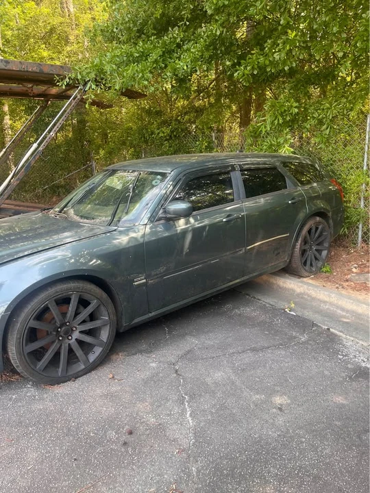 2005 Dodge Magnum 2nd Gen Wagon - Image 2 of 10