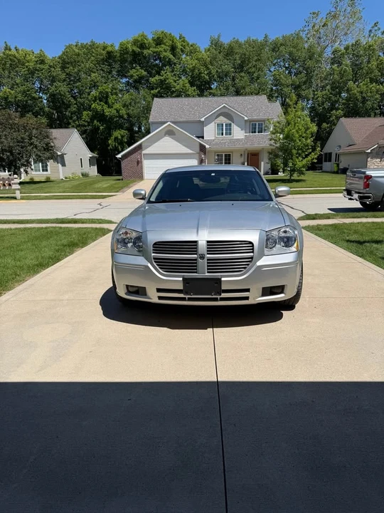 2005 Dodge Magnum 2nd Gen Wagon - Image 2 of 21