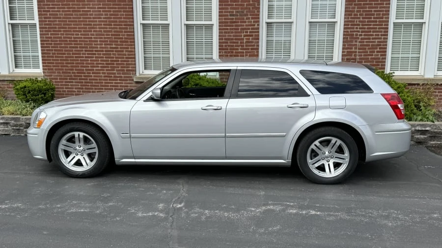 2005 Dodge Magnum 2nd Gen Wagon - Image 2 of 13