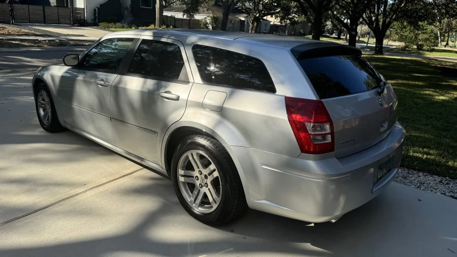2005 Dodge Magnum 2nd Gen Wagon - Image 2 of 19