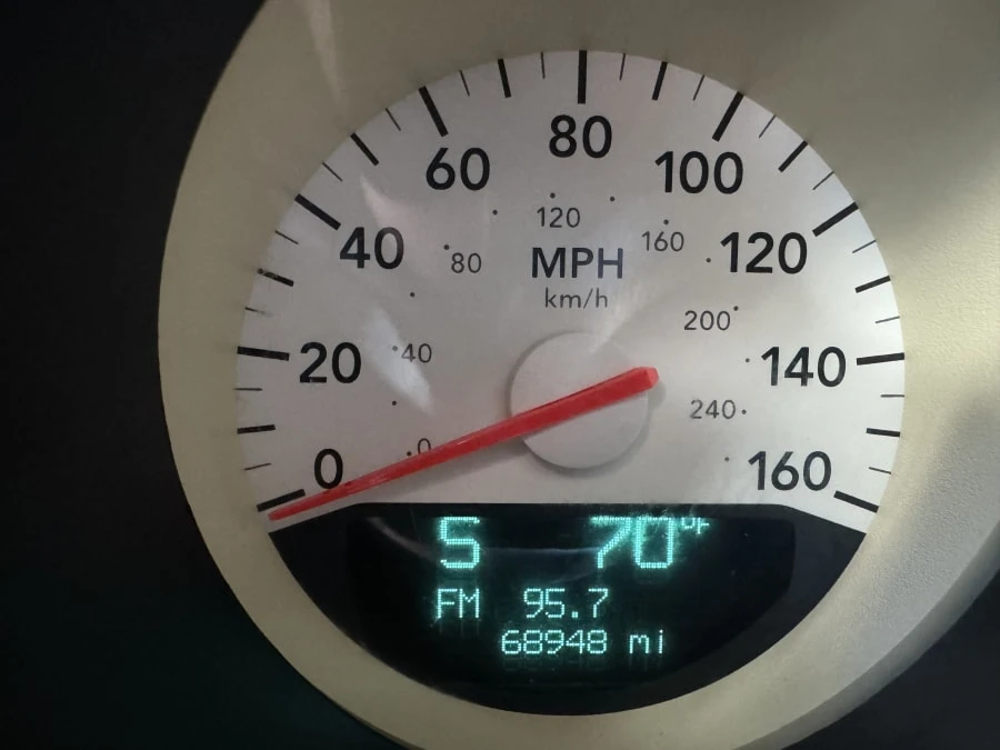 2005 Dodge Magnum 2nd Gen Wagon - Image 13 of 19