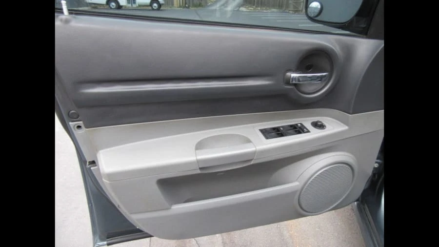 2005 Dodge Magnum 2nd Gen Wagon - Image 13 of 26