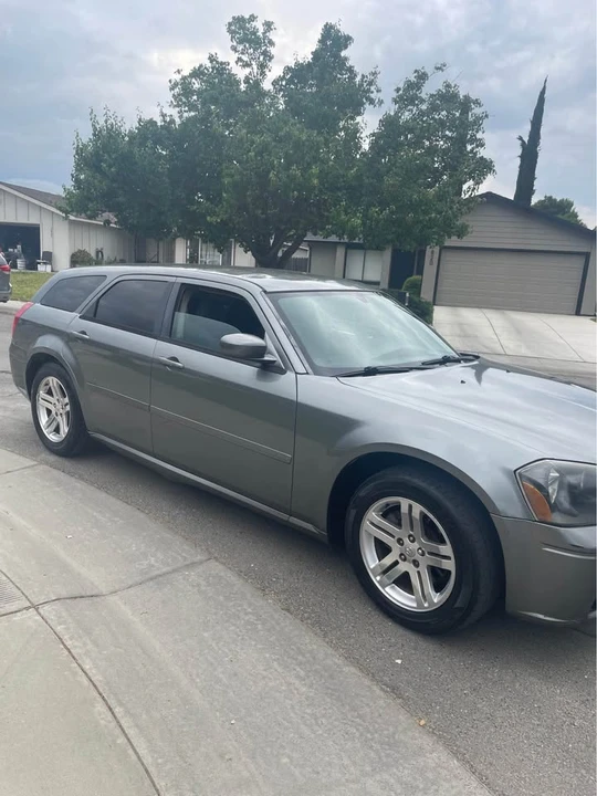 2005 Dodge Magnum 2nd Gen Wagon - Image 2 of 7