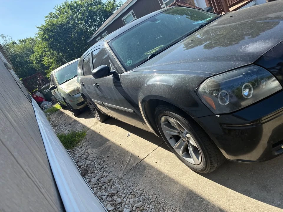 2005 Dodge Magnum 2nd Gen Wagon - Image 2 of 7