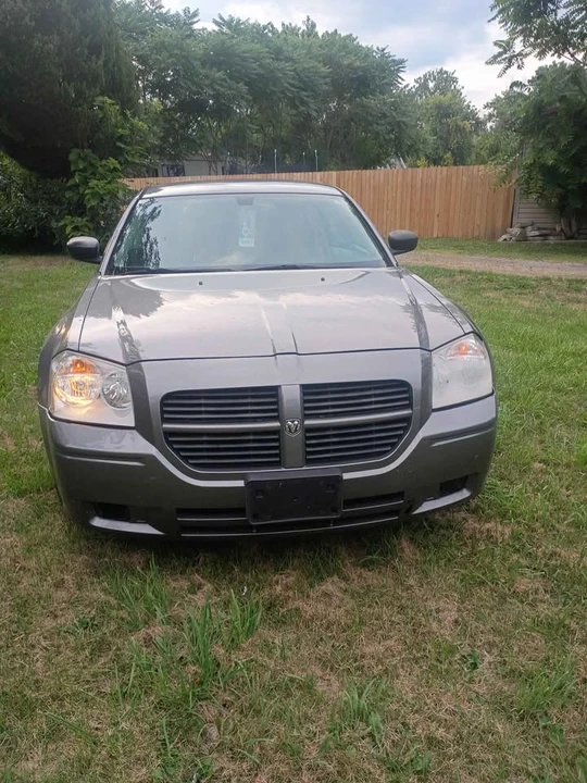2005 Dodge Magnum 2nd Gen Wagon - Image 2 of 7