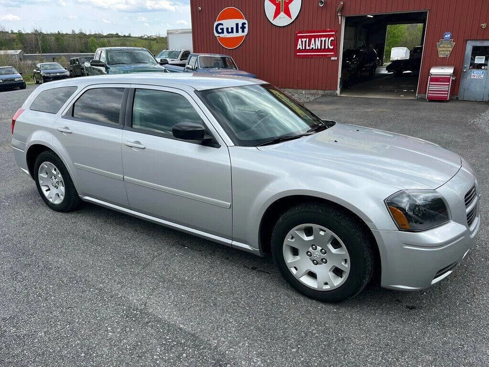 2005 Dodge Magnum 2nd Gen Wagon - Image 2 of 31